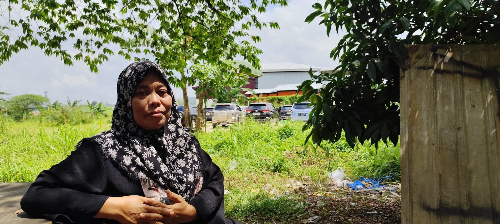 Tutik, warga RT 22 Kelurahan Sempaja Timur sempat mengeluhkan batuk-batuk dalam waktu lama, setelah Insinerator di Jalan Wanyi yang dibangun 50 meter dari rumahnya mengepulkan asap hitam, awal juli lalu. Foto: Denny Saputra/Kaltim Post